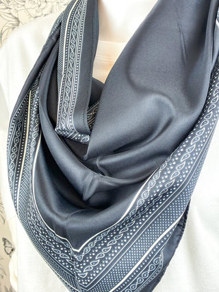 Triangle Scarf Solid | Black