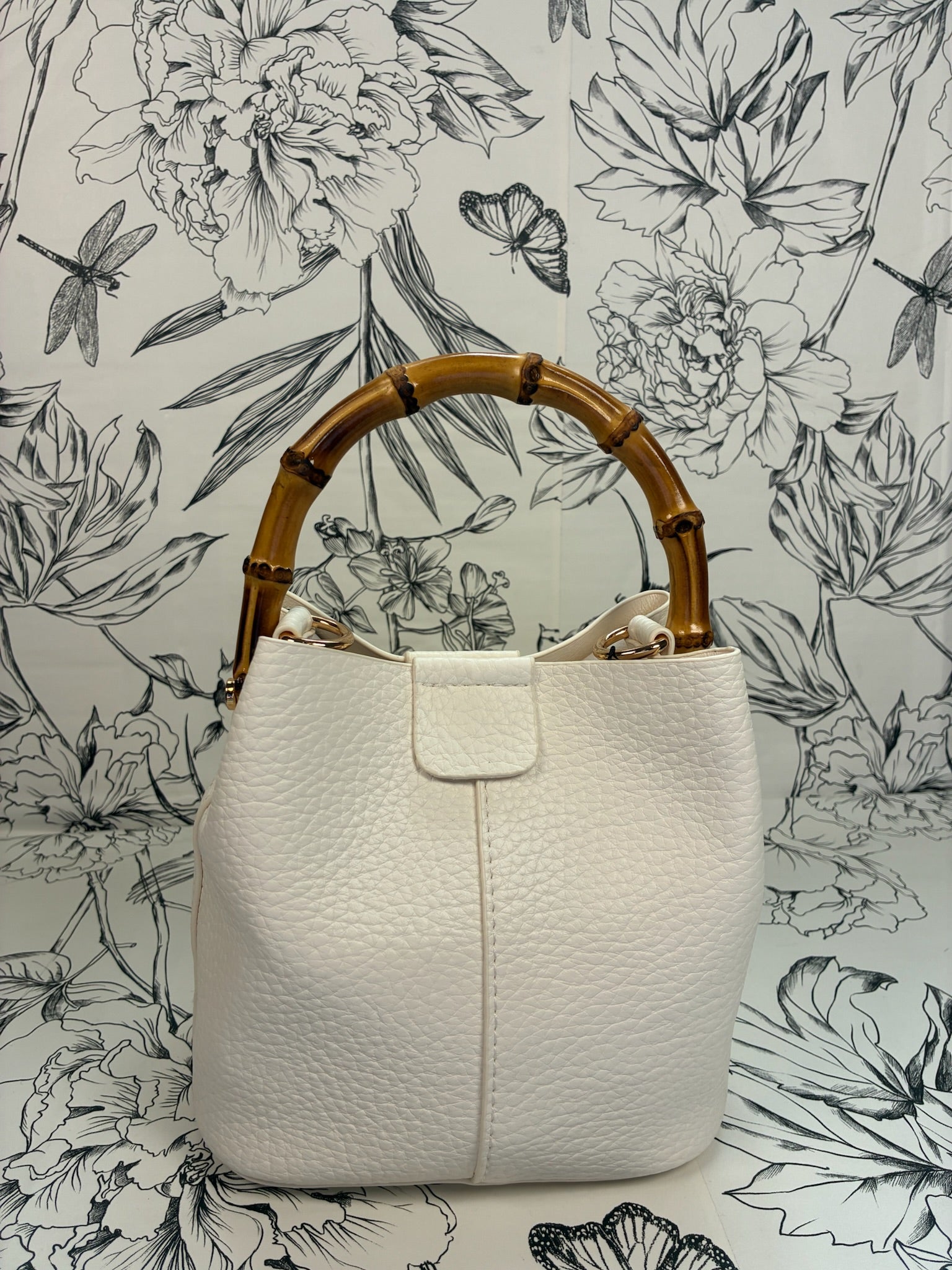 white handbag with bamboo handle